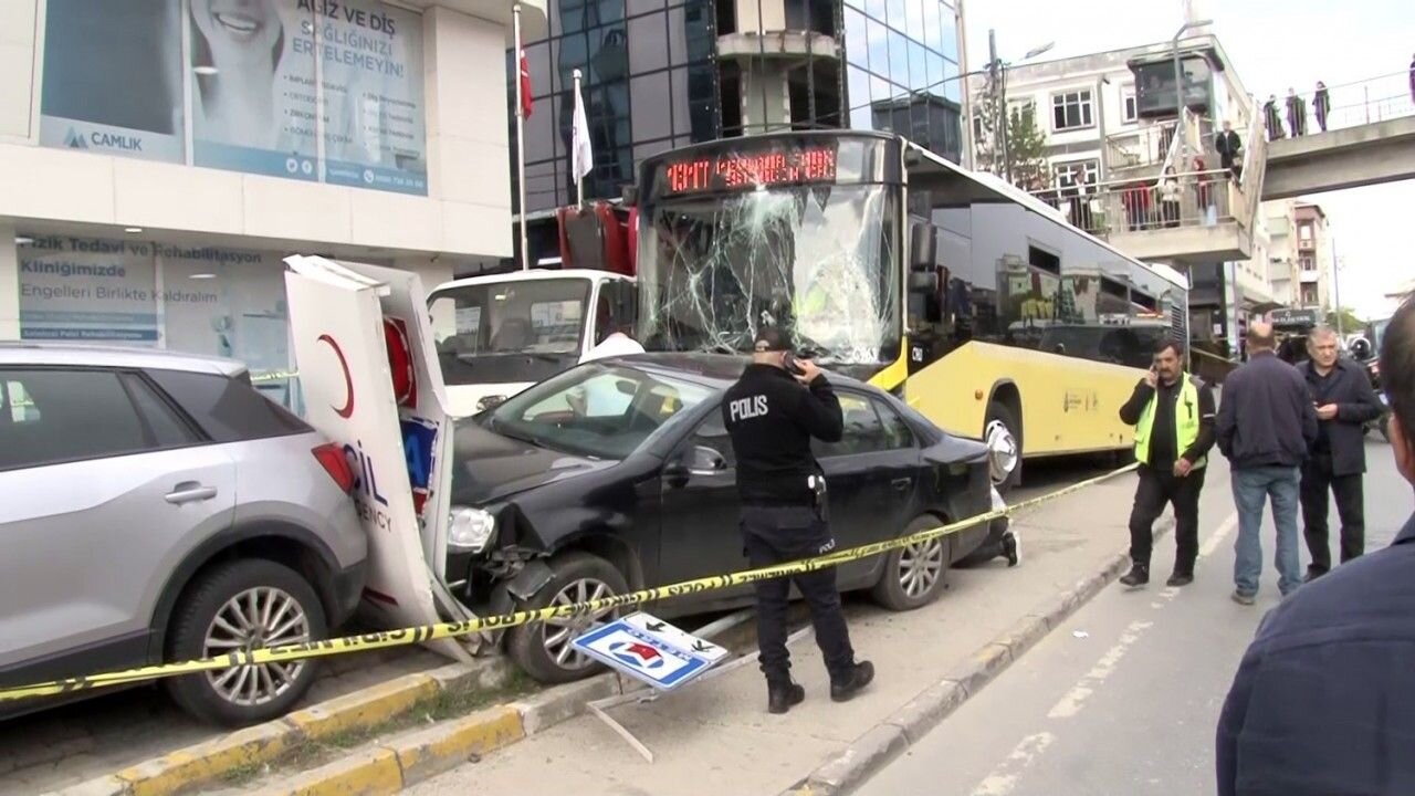 cekmekoyde-iett-otobusu-duraga-daldi.jpg