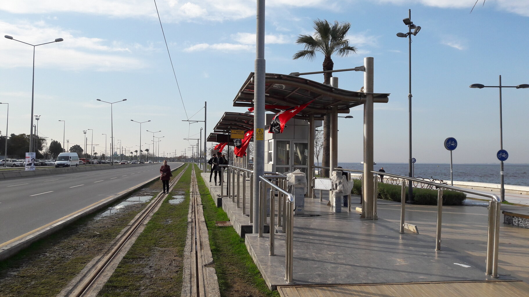 Güzelyalı_tram_station.jpg