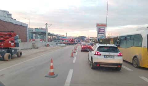 1.-YAZI-İÇİN-GEÇİT-İSTASYONU-ÇALIŞMALARI-İÇİN-İFTAR-SAATİ-YOL-DARALTMASI-TRAFİK-SORUNU-OLDU-480x280