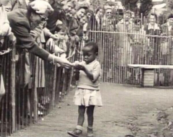 Afrikalı-çocukların-sergilendiği-insanlık-ayıbı-İnsanat-Bahçesi-1958