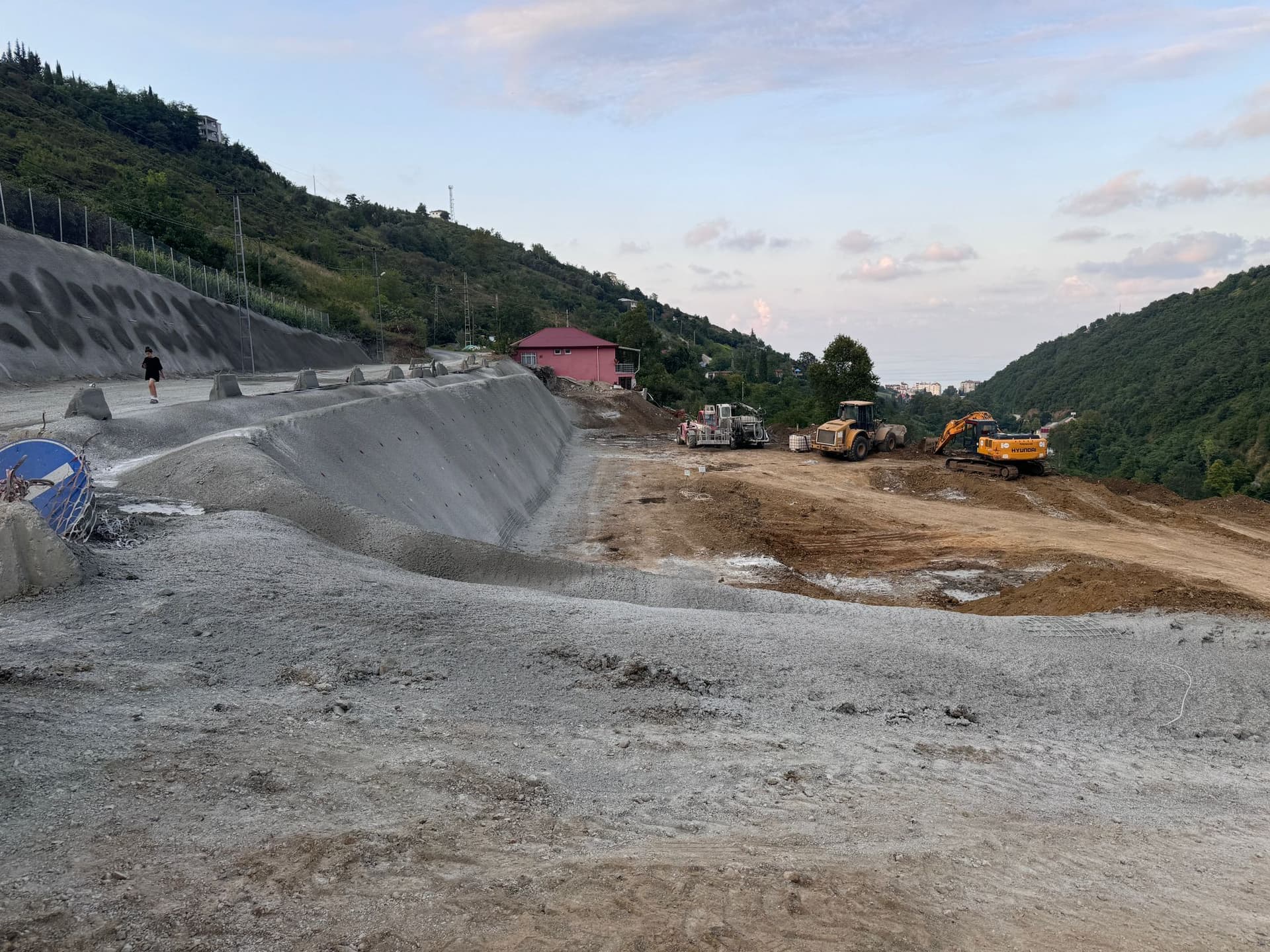 akcaabat-guney-cevre-yolu-tunel-acma-calismalari-hiz-kesmeden-devam-ediyor