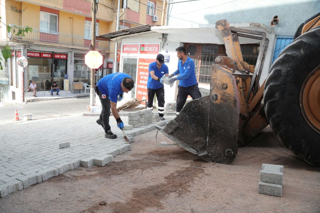 bayraklida-yol-yenileme-seferberligi-suruyor-6