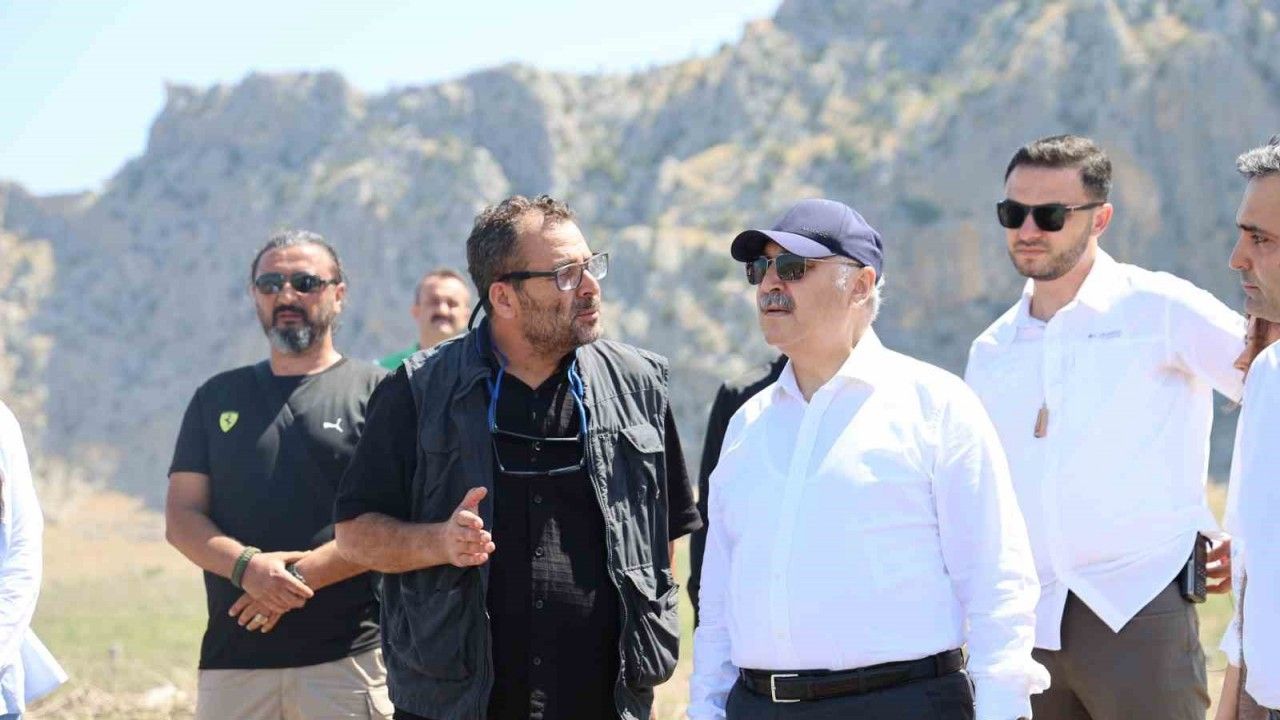 dunya-tarihine-isik-tutacak-izler-icin-anavarza-antik-kentinde-ilk-kazma-vuruldu