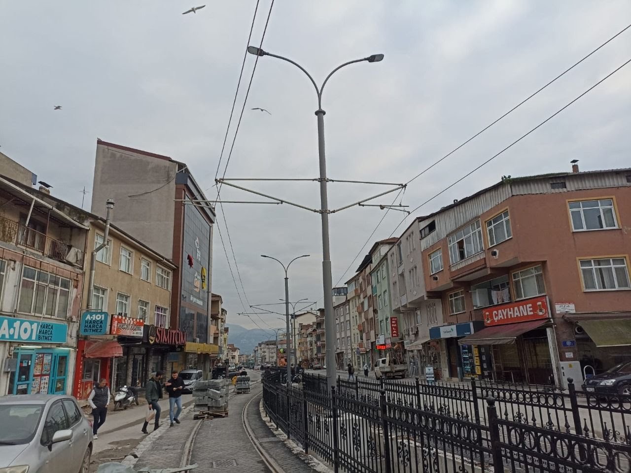 ehir-hastanesi-tramvay-hattinda-elektrik-hatlari-cekiliyor