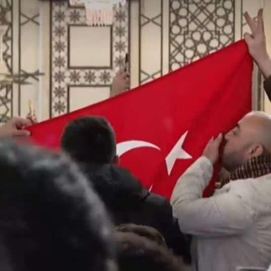 esed_sonrasinda_tarihi_anlar_yuzlerce_kisi_cuma_namazi_icin_emevi_camiine_akin_etti_1734089831...jpg