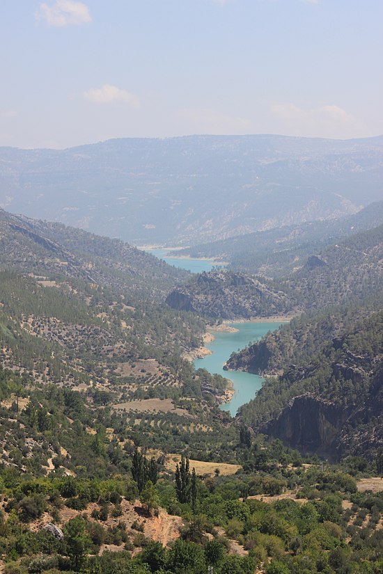 Gezende-Stausee_bei_Evsin,_Blick_nach_Südost
