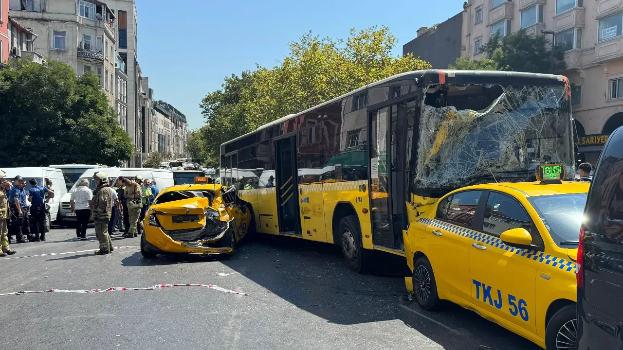 istanbulda-feci-kaza-iett-otobusu-10-araci-bicti-yaralilar-var-3236029_20250722120459.webp