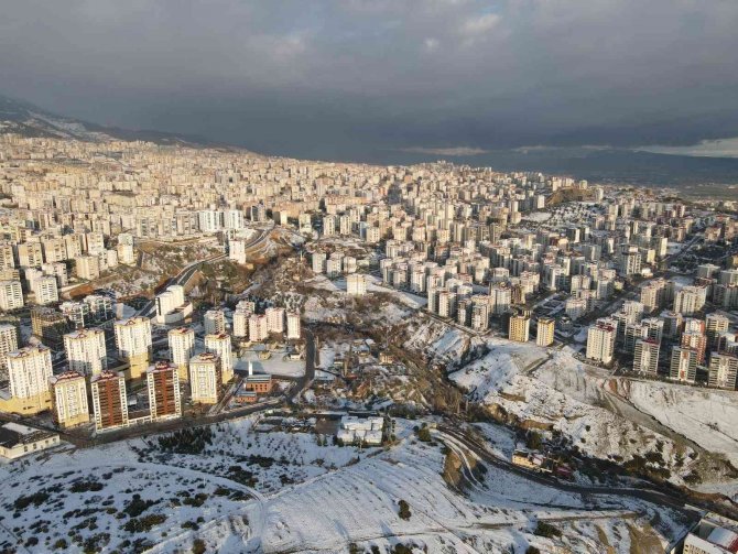 kahramanmaras-kent-merkezi-yagan-kar-yagisi-sonrasi-beyaz-bir-ortu (1)