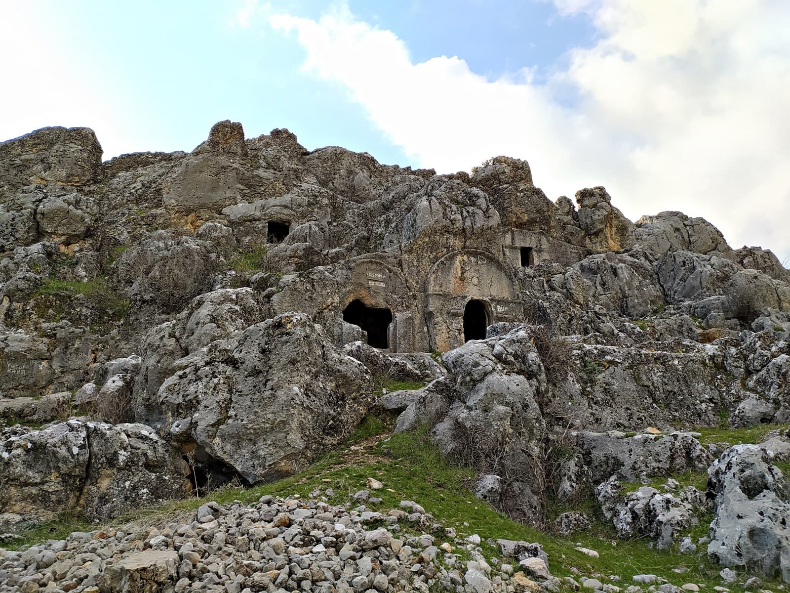 kaya-mezarlari-4