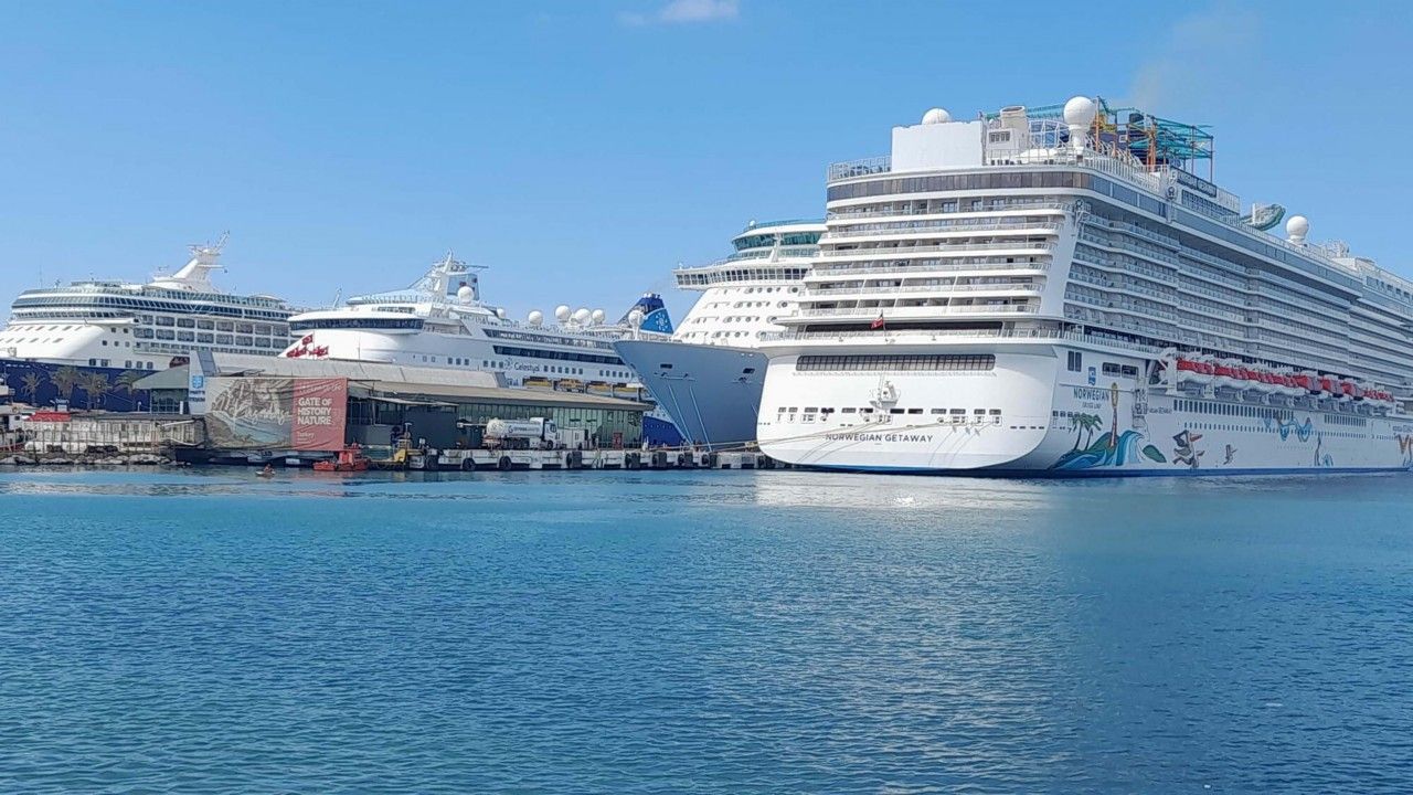 kusadasina-dort-gemiyle-denizden-toplam-10-bin-turist