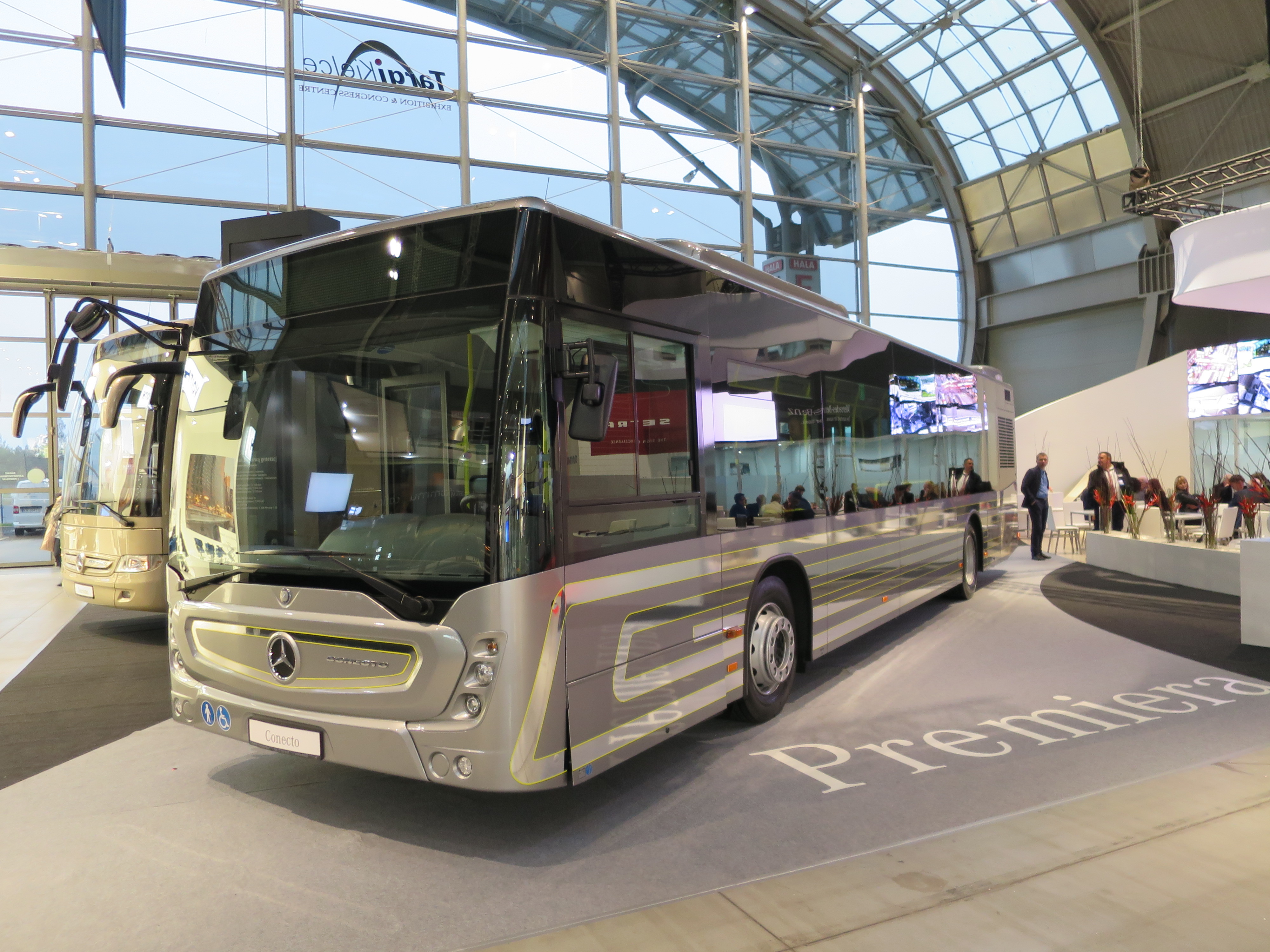 Mercedes-Benz_Conecto_TransExpo_2016_(07)_Travelarz.jpeg