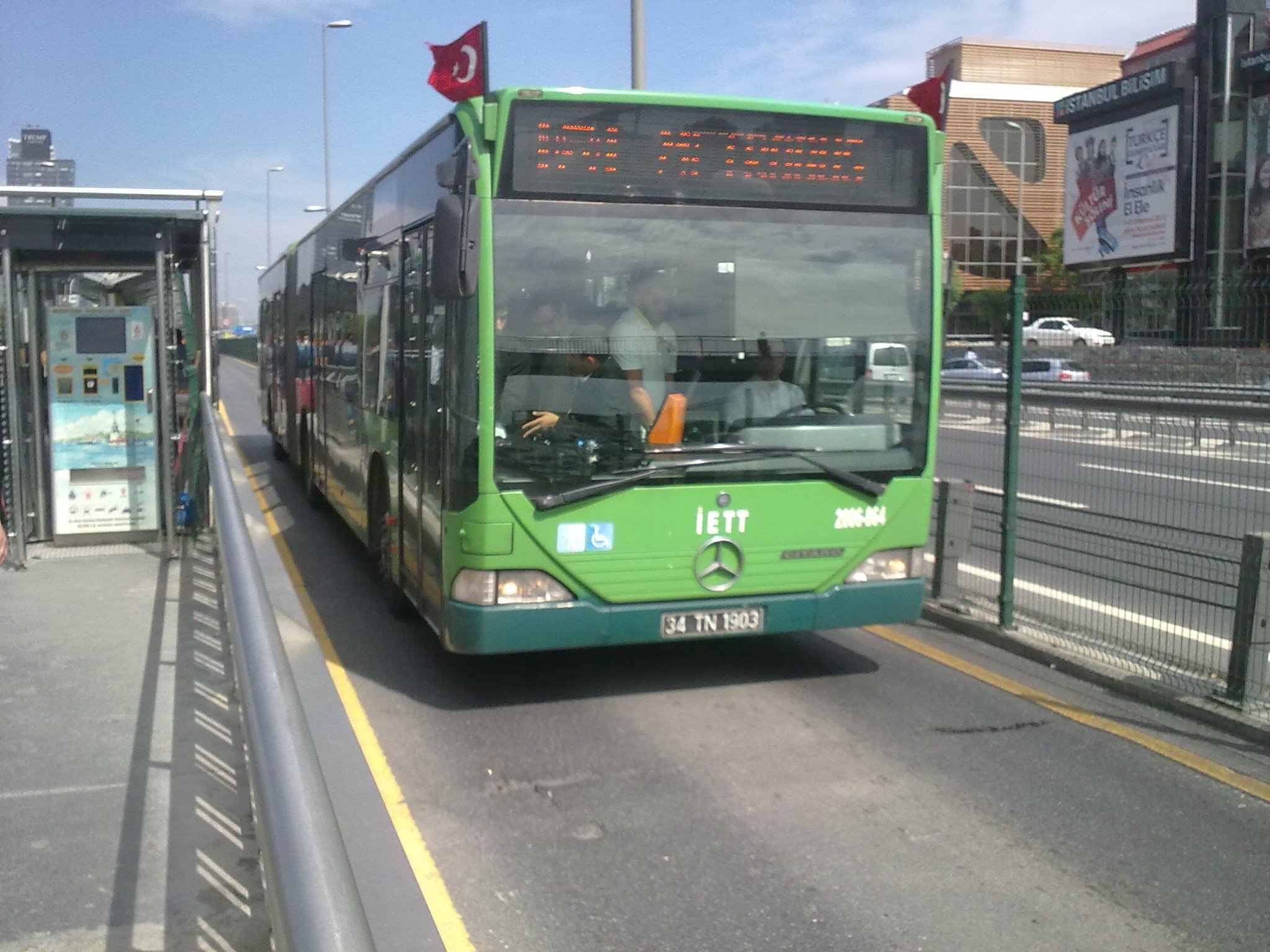 Metrobüs_(İstanbul).jpg