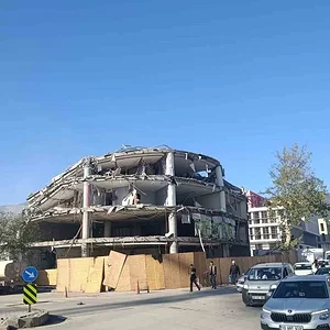 kahramanmarasta-depremde-hasar-alan-is-merkezi-yikildi.webp