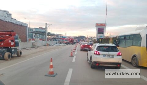 1.-YAZI-İÇİN-GEÇİT-İSTASYONU-ÇALIŞMALARI-İÇİN-İFTAR-SAATİ-YOL-DARALTMASI-TRAFİK-SORUNU-OLDU-480x280