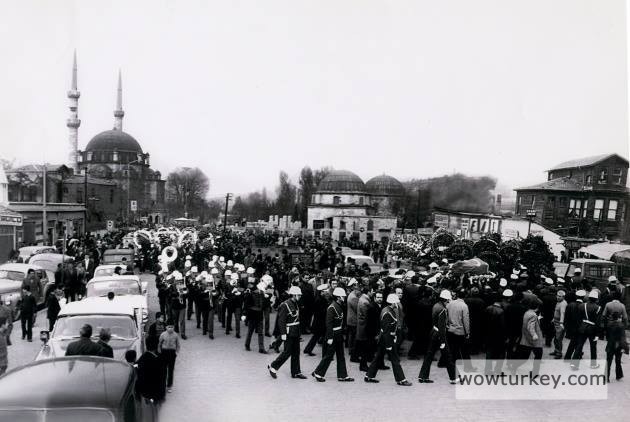 1968 EYÜP MEYDANI ŞEHİT CENAZE MERASİMİ.jpg