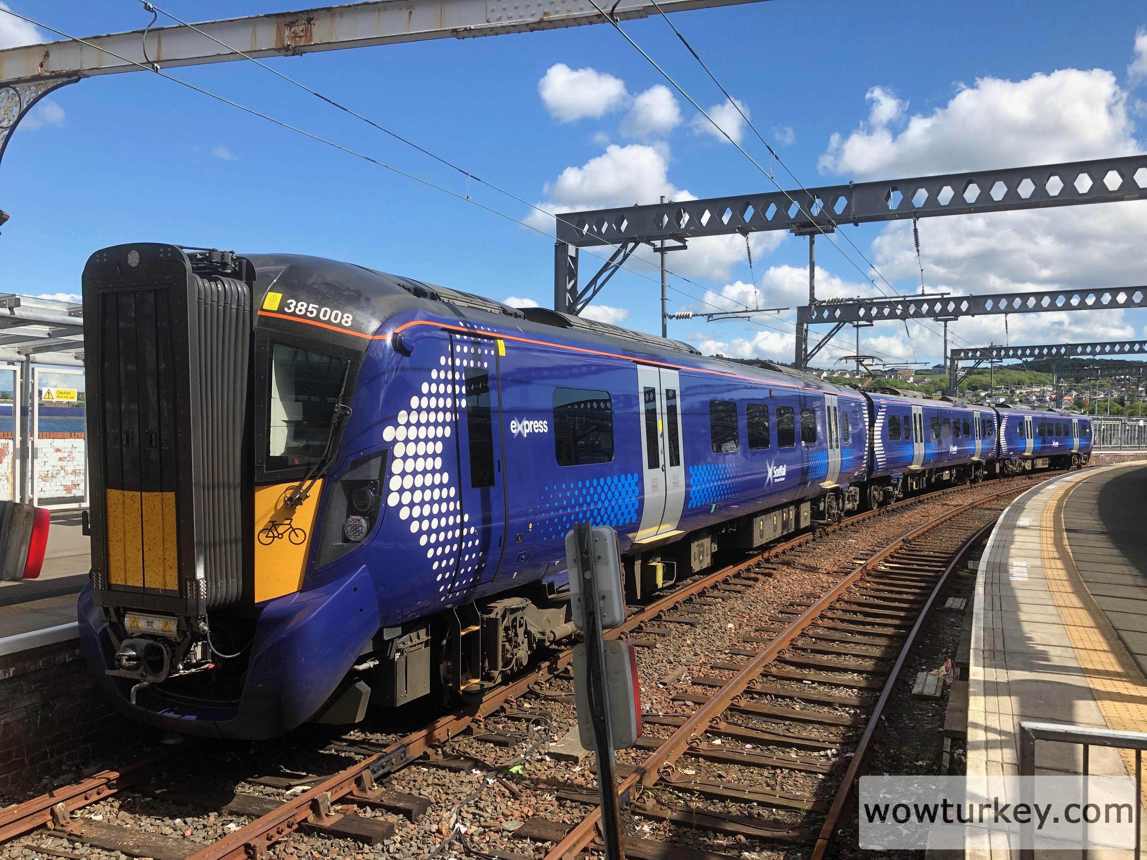 385008_at_Gourock_station_buffers.jpg