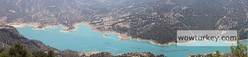 500px-Gezende-Stausee_bei_Evsin,_Blick_nach_Süd