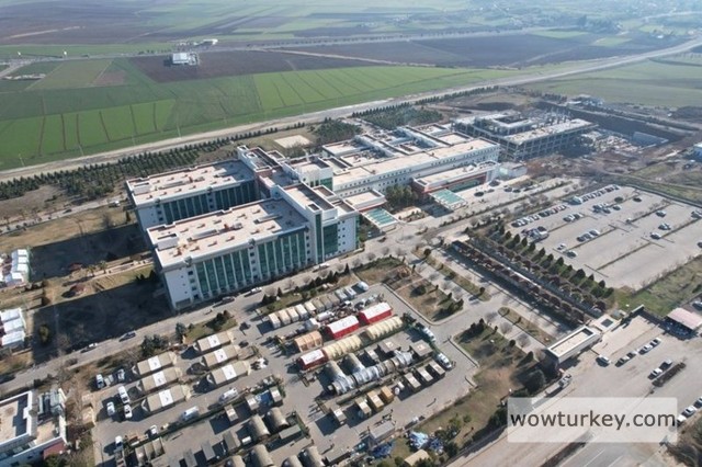 800x533-asrin-felaketinde-sismik-izolatorlu-sehir-hastaneleri-dimdik-ayakta-1676353839005