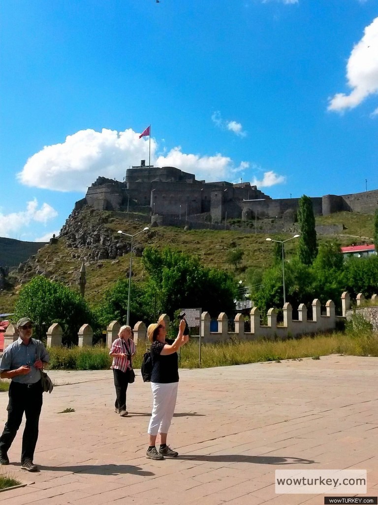 Ahmed_Akay_150031_Kars_kalesi_ve_turistler