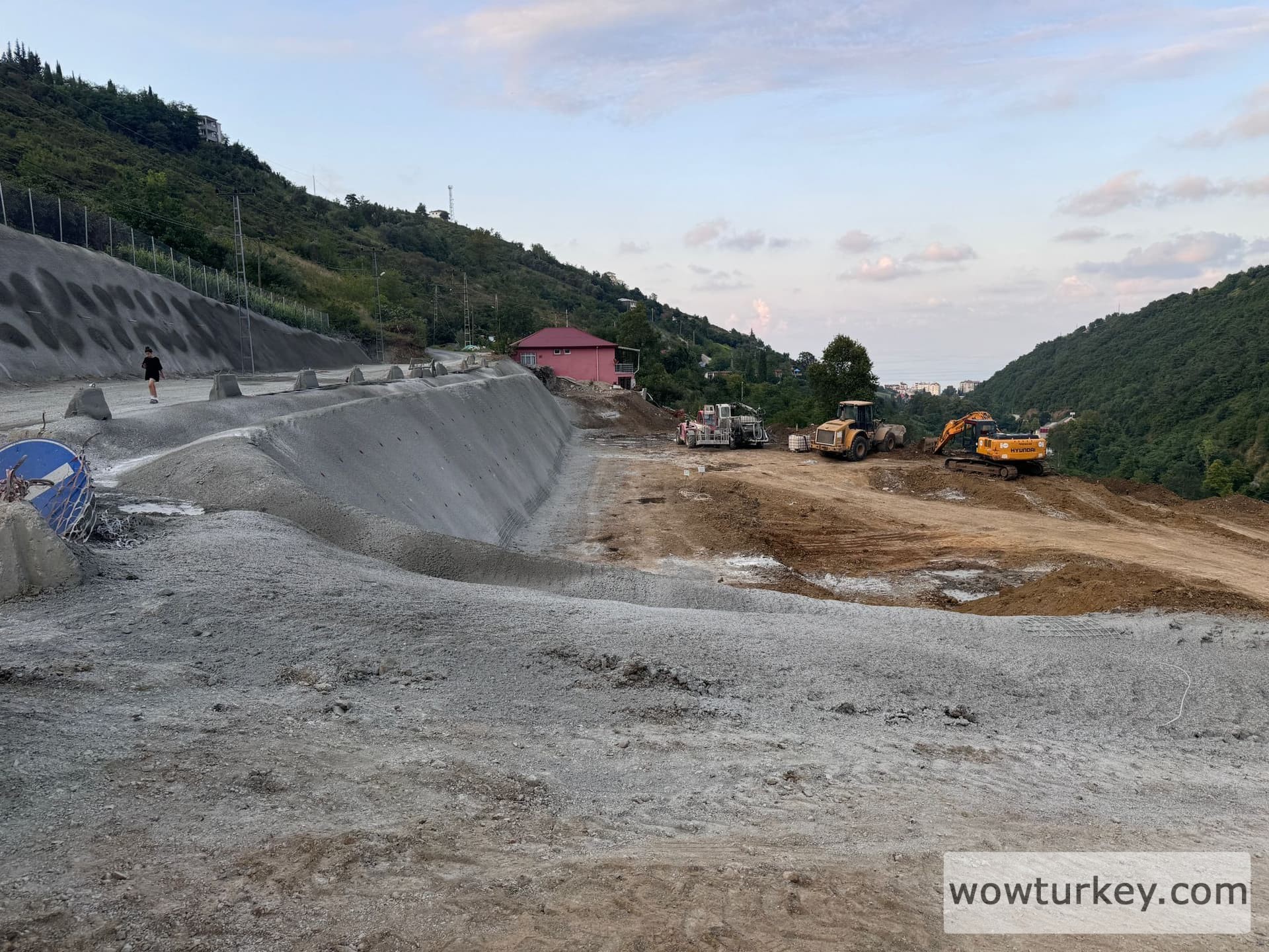 akcaabat-guney-cevre-yolu-tunel-acma-calismalari-hiz-kesmeden-devam-ediyor