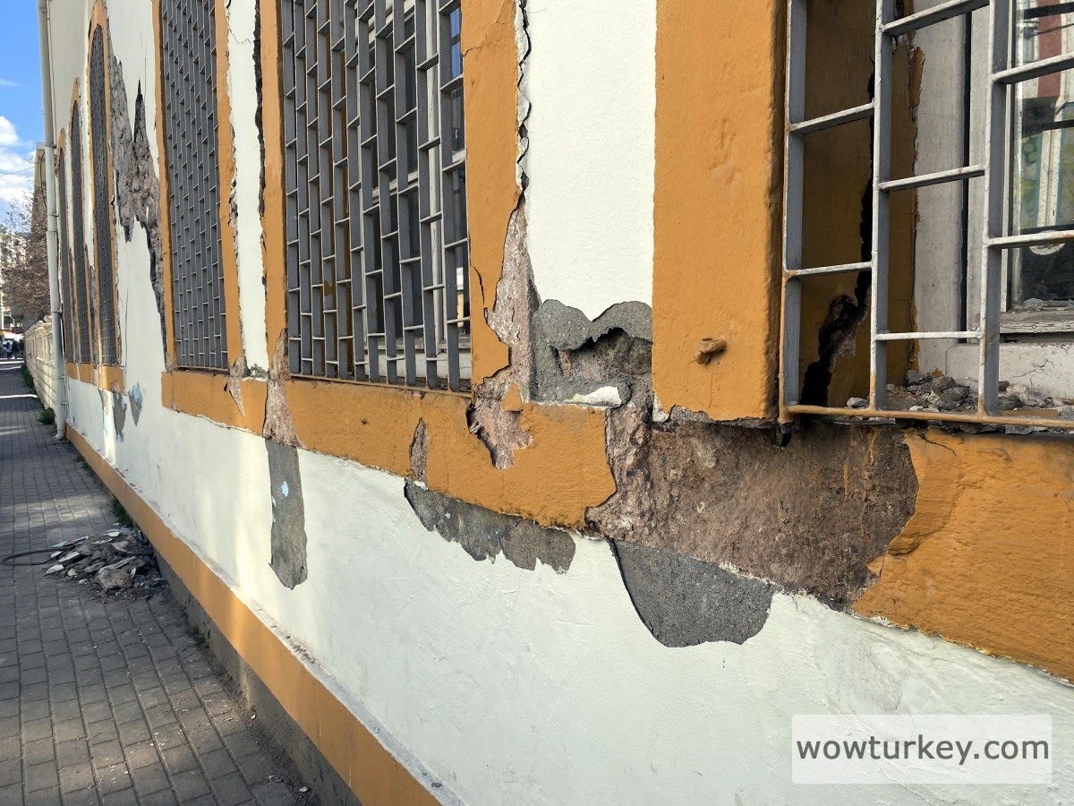 bahcelinin-mezun-oldugu-tarihi-okul-da-depremde-hasar-gordu-10_9c80b
