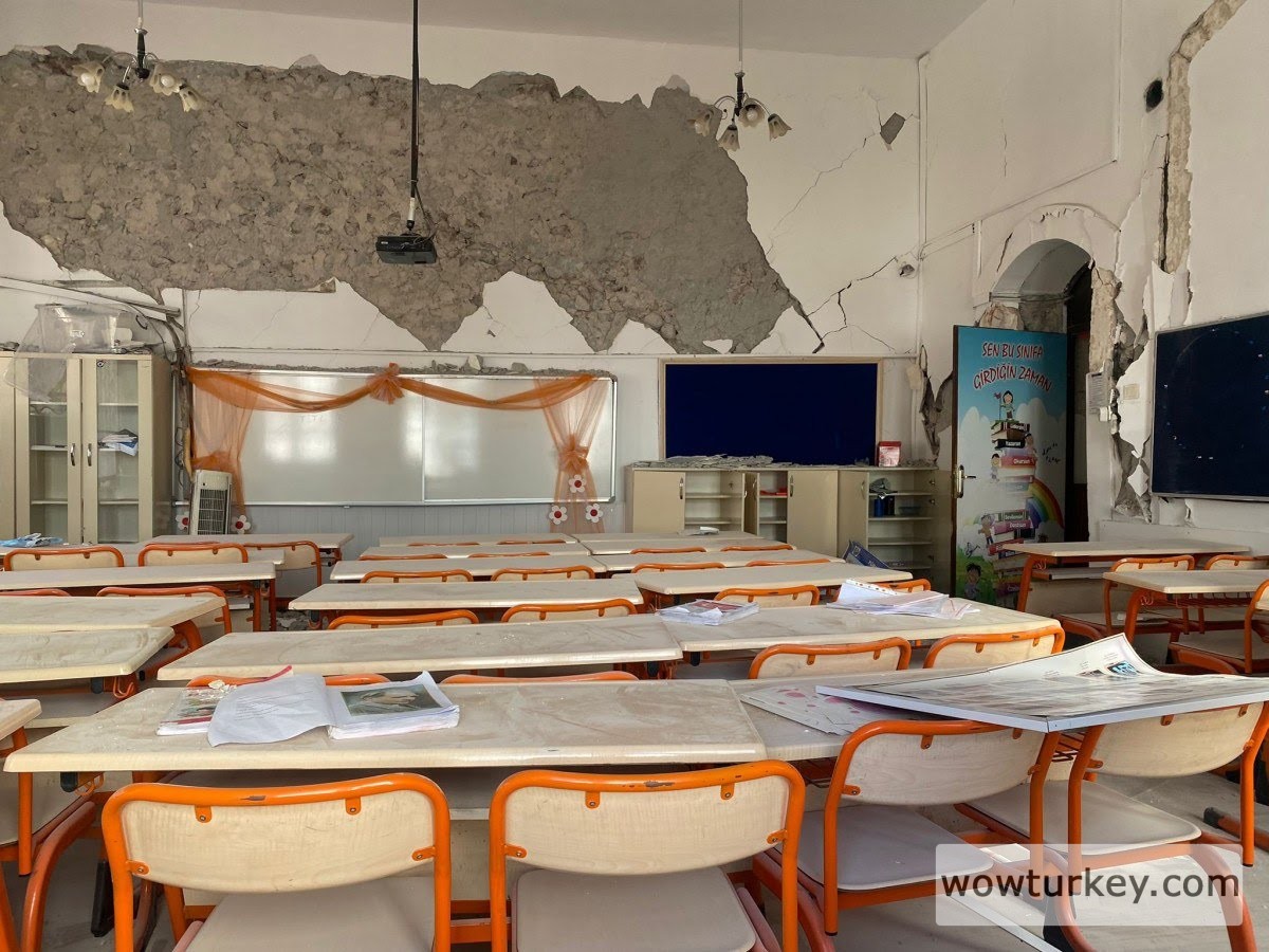 bahcelinin-mezun-oldugu-tarihi-okul-da-depremde-hasar-gordu-1_9c802
