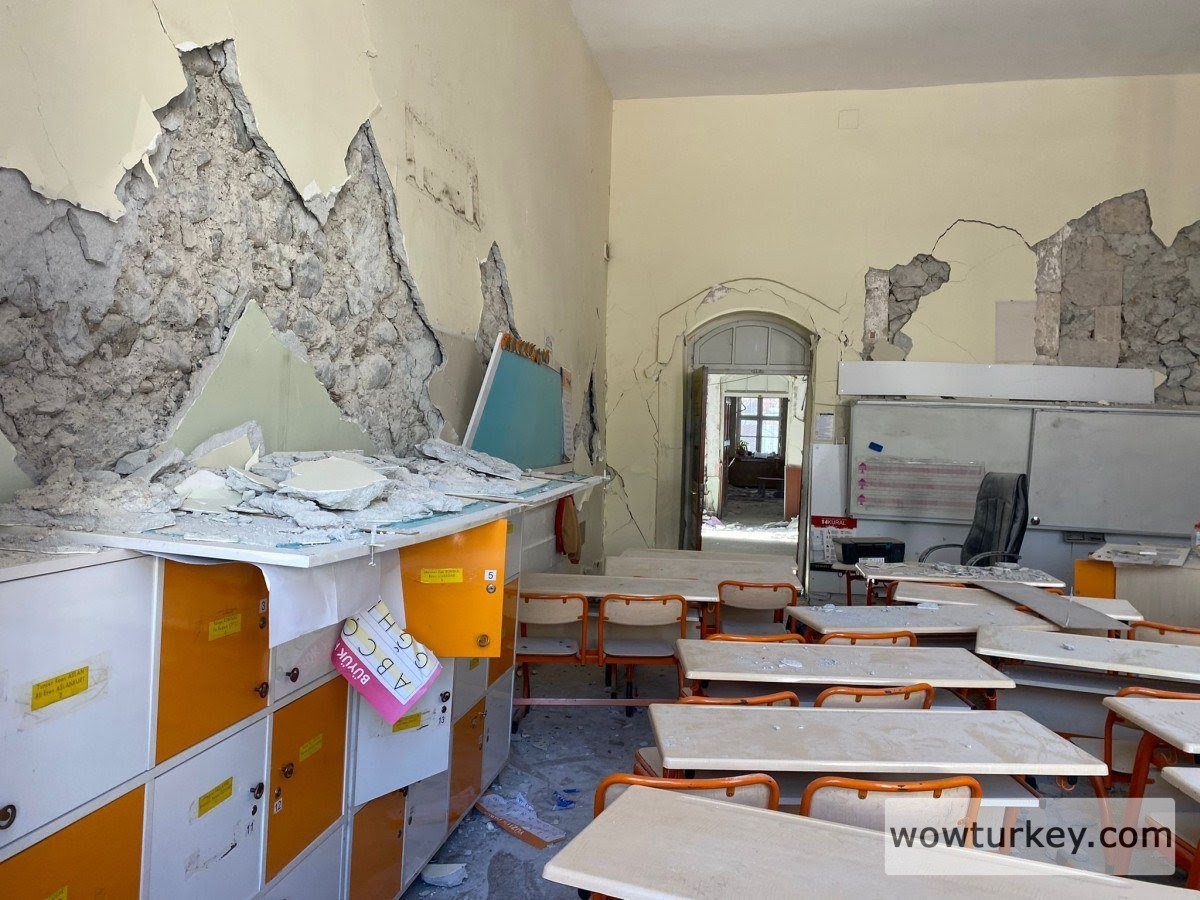 bahcelinin-mezun-oldugu-tarihi-okul-da-depremde-hasar-gordu-2_9c803