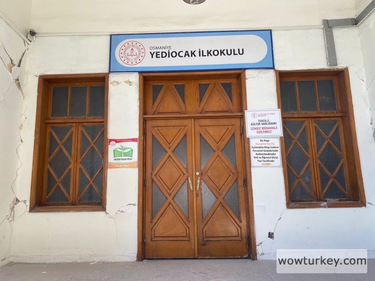 bahcelinin-mezun-oldugu-tarihi-okul-da-depremde-hasar-gordu-4_9c805