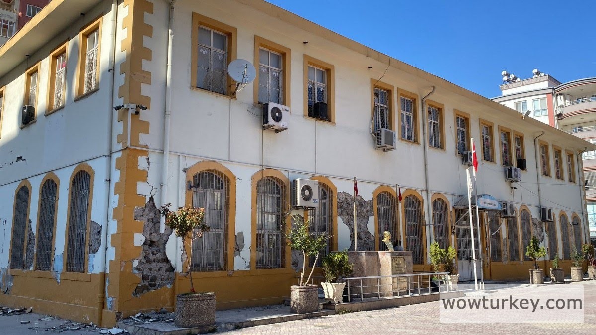 bahcelinin-mezun-oldugu-tarihi-okul-da-depremde-hasar-gordu-6_9c807