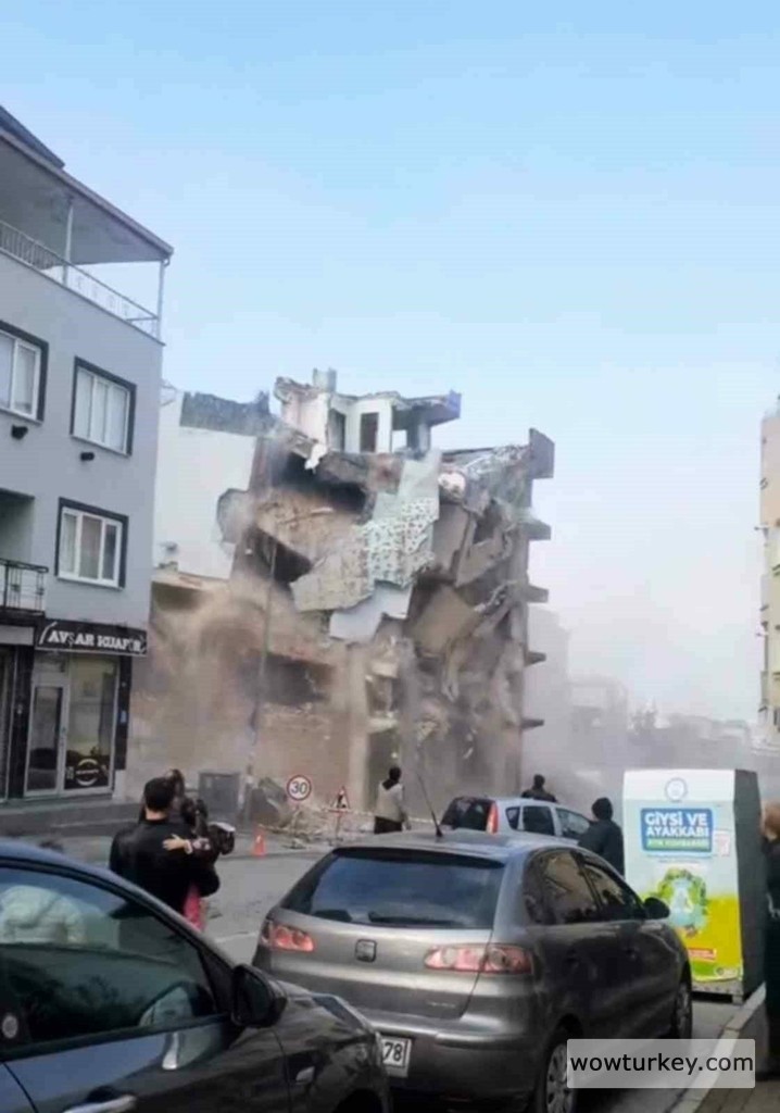 bursada_5_katli_apartman_boyle_yikildi_2.jpg