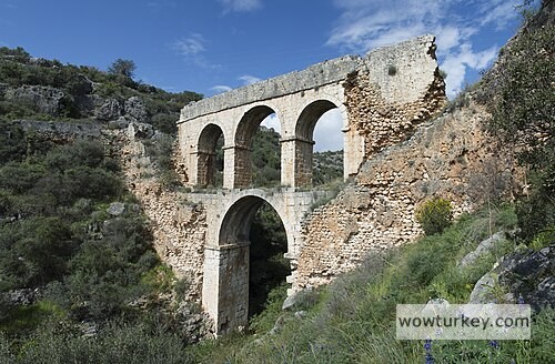 Elaiussa_Sebaste_Aqueduct_2015_6700_panorama.jpg