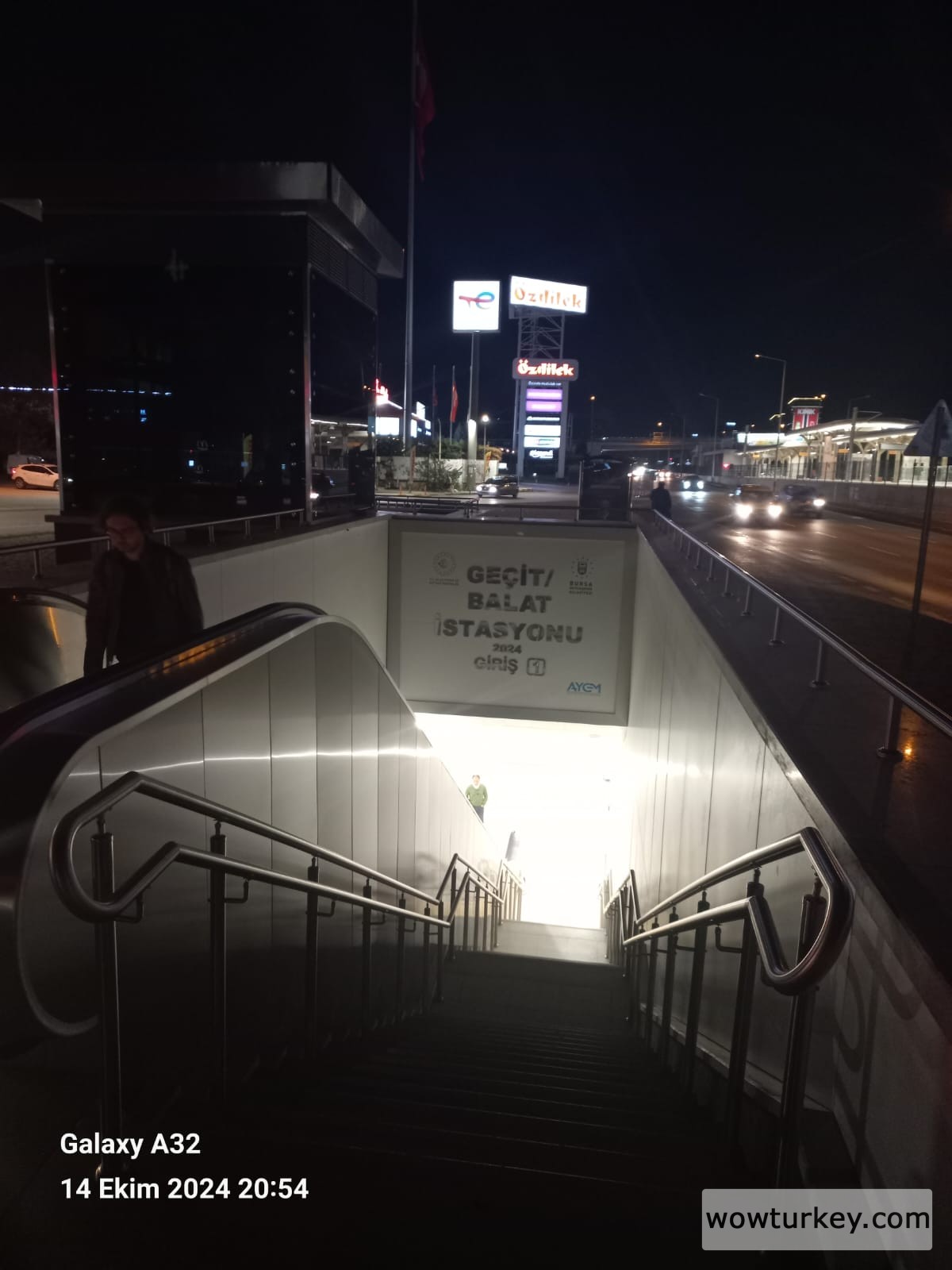 Geçit Balat istasyonu geçit girişi.jpg