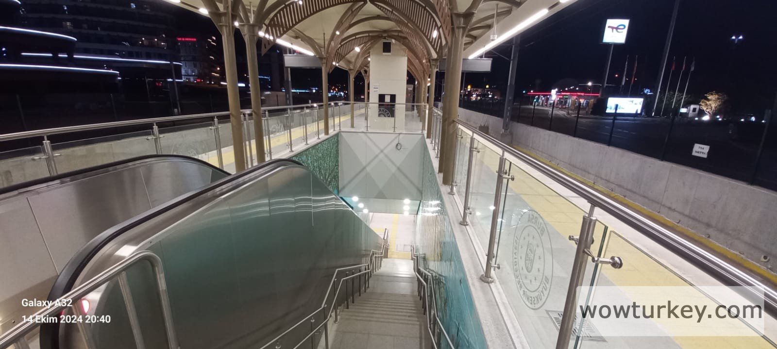 Geçit Balat İstasyonu peron merdivenleri .jpg