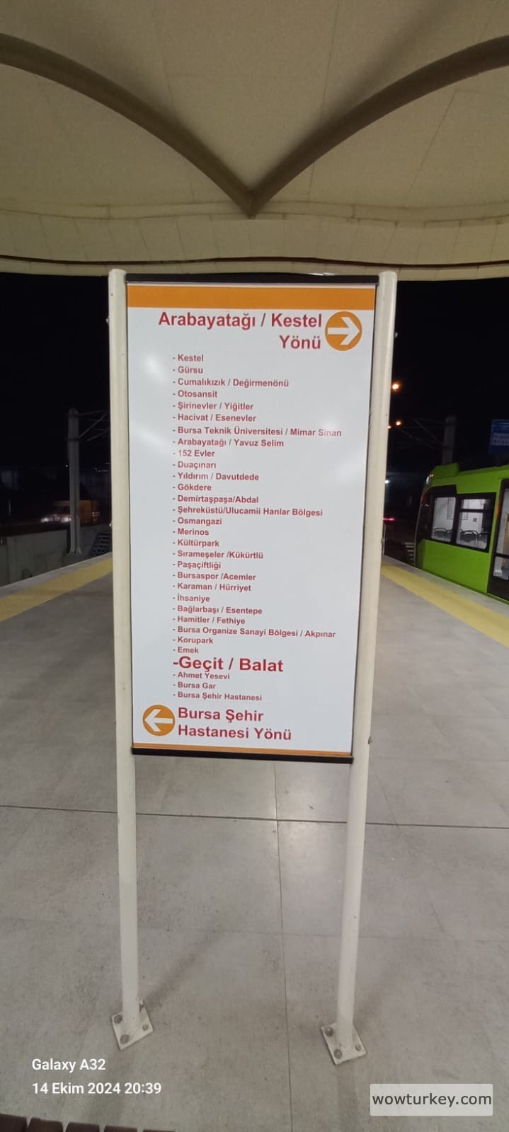 Geçit Balat istasyonu yön tabelası 1.jpg