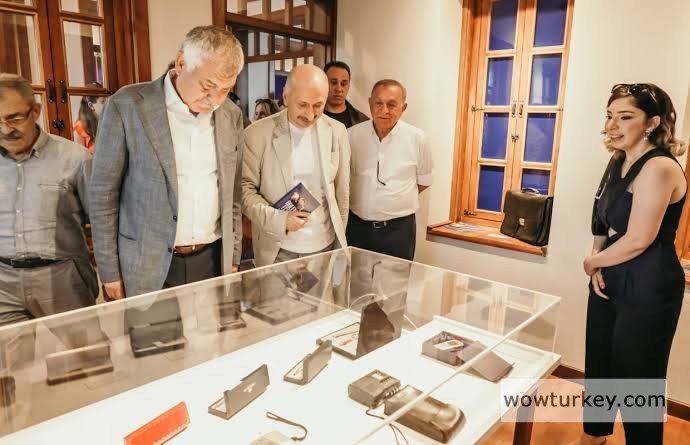 imagesAdana Büyükşehir Belediyesi’nce oluşturulan Bülent Ecevit Müzesi ve Meyan Botanik Kafe’nin açılışı yapıldı. Kayalıbağ Mahallesi’nde tarihi bir yapının restorasyonunun ardından oluşturulan müze ve kafenin açılışına Adana Büyükşehir Belediye Başkanı Zeydan Karalar, Seyhan Belediye Başkanı Akif Kemal Akay, CHP Adana Milletvekilleri Orhan Sümer ve Müzeyyen Şevkin, Bülent Ecevit Vakfı Yönetim Kurulu Başkanı Emrehan Halıcı, bürokratlar, siyasiler, konuklar ve halk katıldı (13)