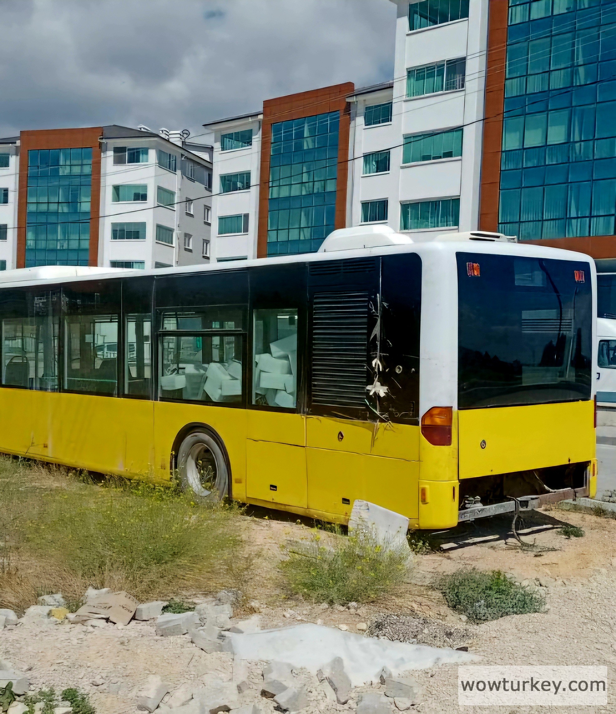 istanbul-belediyesinin-verdigi-otobus-curumeye-terk-edilmis-8561757594191.jpg