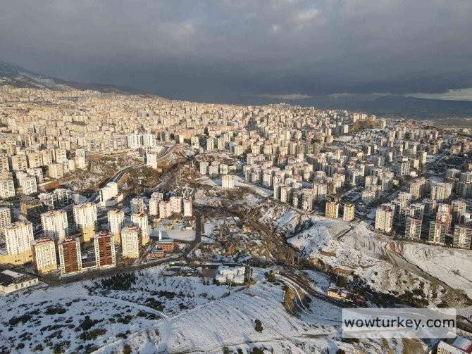 kahramanmaras-kent-merkezi-yagan-kar-yagisi-sonrasi-beyaz-bir-ortu (1)