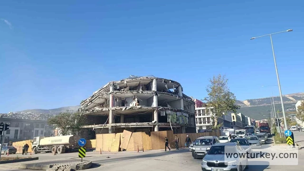 kahramanmarasta-depremde-hasar-alan-is-merkezi-yikildi.webp