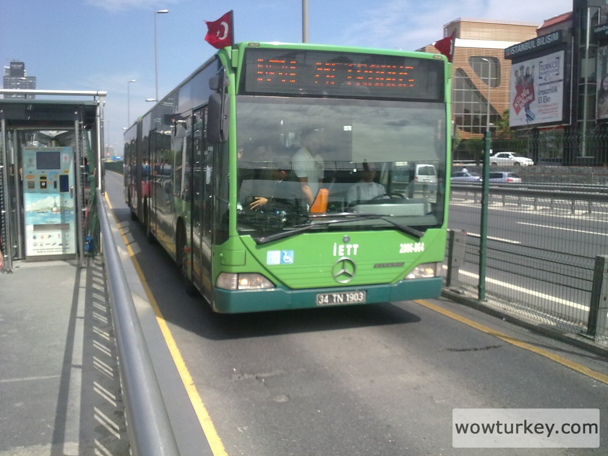 Metrobüs_(İstanbul).jpg