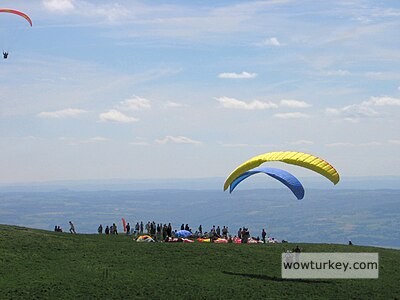 Parapentistes_sur_le_puy_de_dome