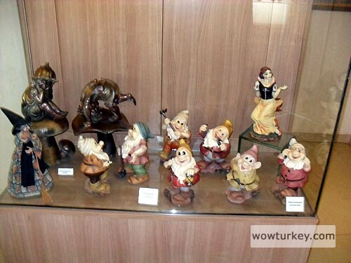 Snow_White_and_the_Seven_Dwarfs_in_İzmir_Toy_Museum